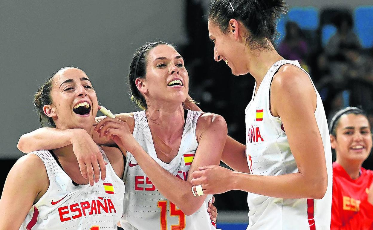 Anna Cruz, en el centro de la imagen, se abraza con Silvia Domínguez tras superar a Turquía en un partido de los Juegos Olímpicos de Río 2016. 