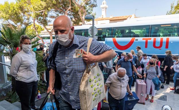 Turistas alemanes a su llegada a Mallorca. 