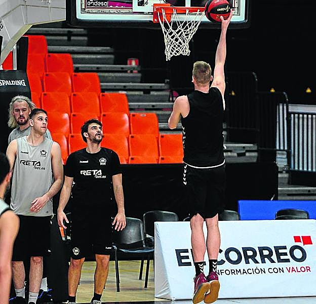 Balvin, Cruz y Rigo aguardan a que Lammers haga un mate para seguir con los ejercicios en Valencia.