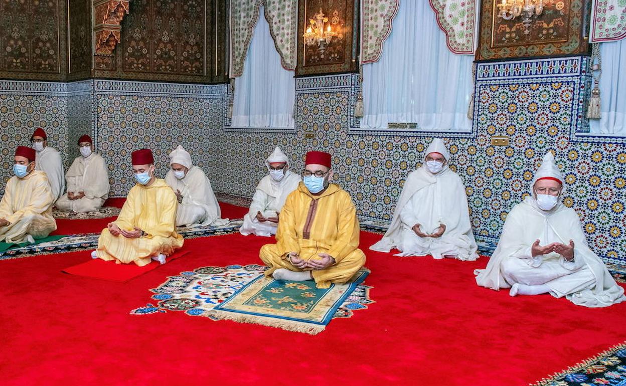 Mohamed VI, durante la oración con motivo del Ramadán.