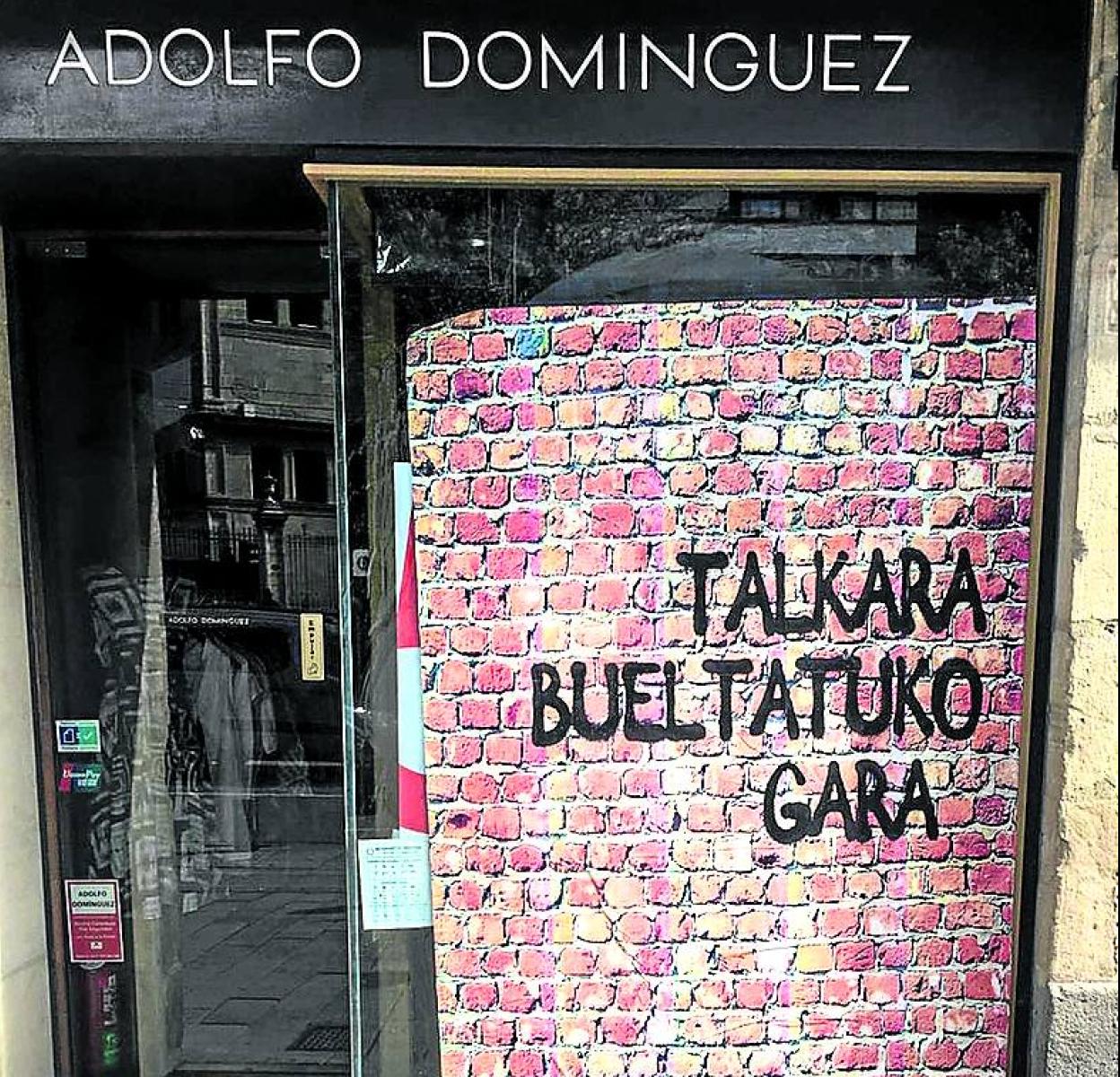 Okupas atacan el local de Adolfo Domínguez en Prado