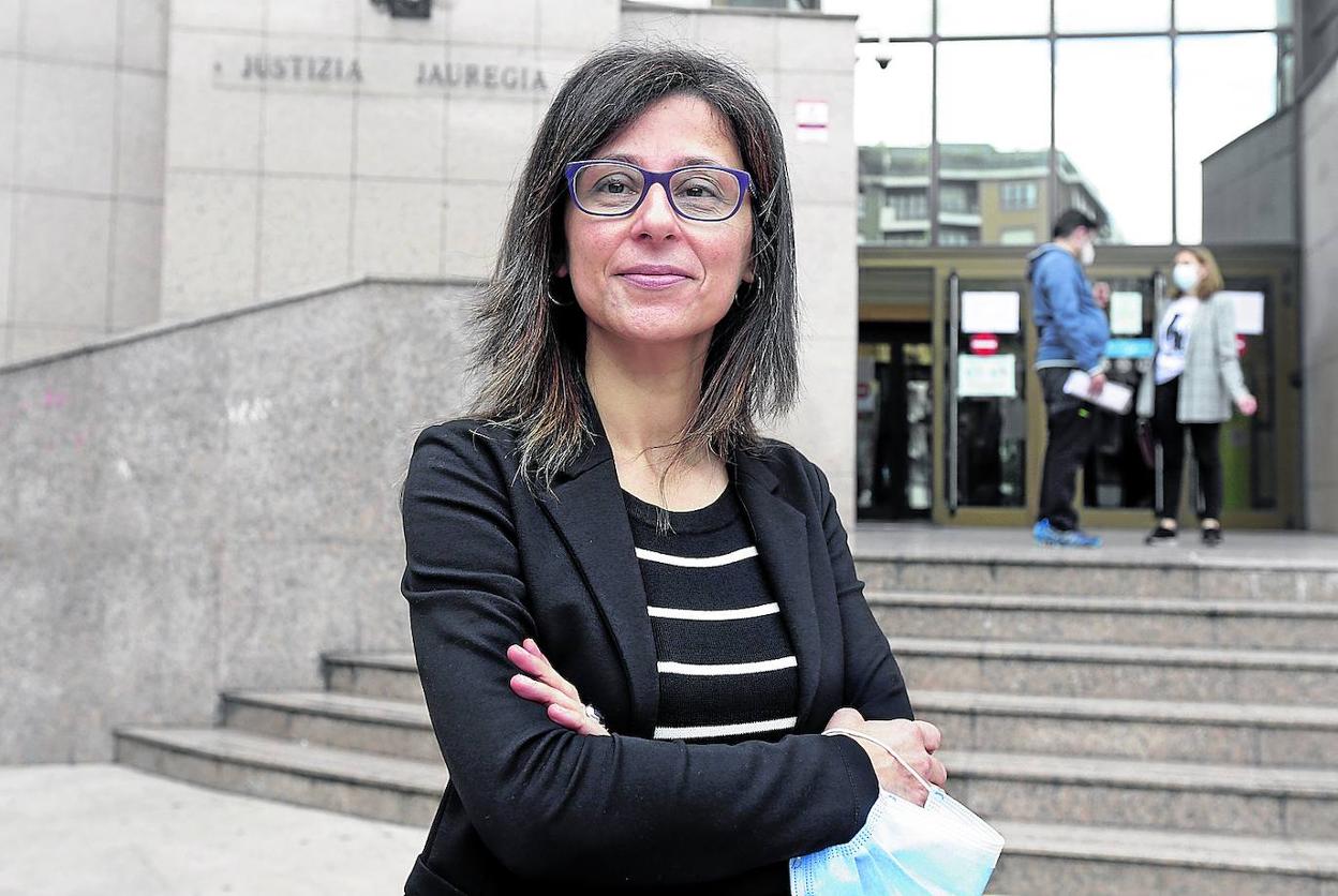 Inés Soria, ayer delante del Palacio de Justicia de Barakaldo, el cuarto partido judicial más importante de Euskadi. 