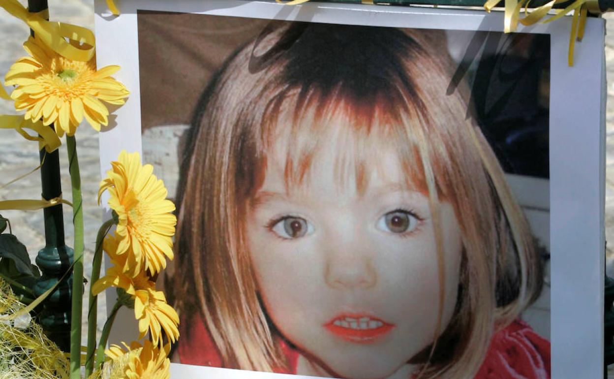 Fotografía de Madeleine McCann, rodeada de flores.