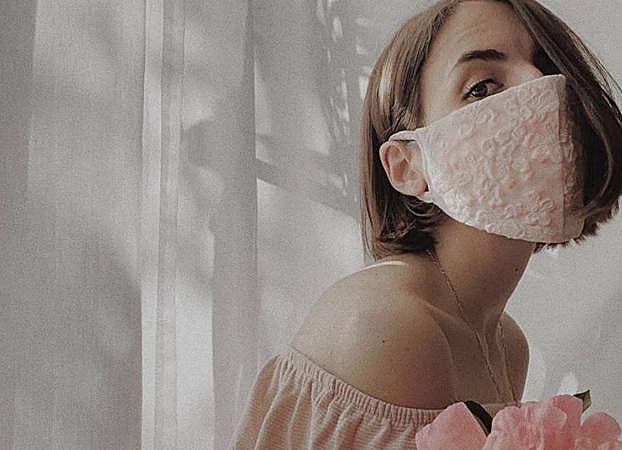 Una mascarilla rosa claro.