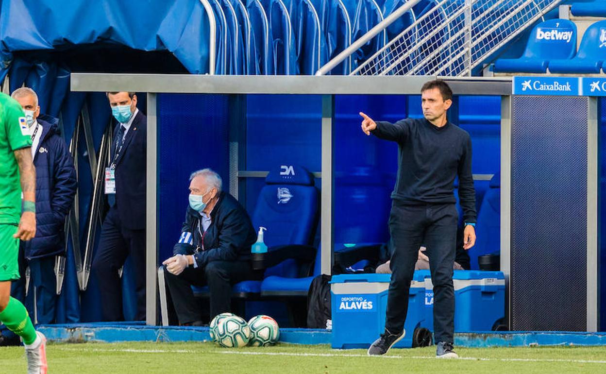 Garitano da indicaciones en el banquillo albiazul