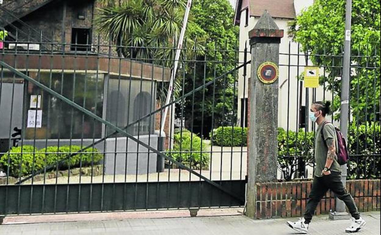 Un joven pasa frente a la sede de Sener en Getxo.