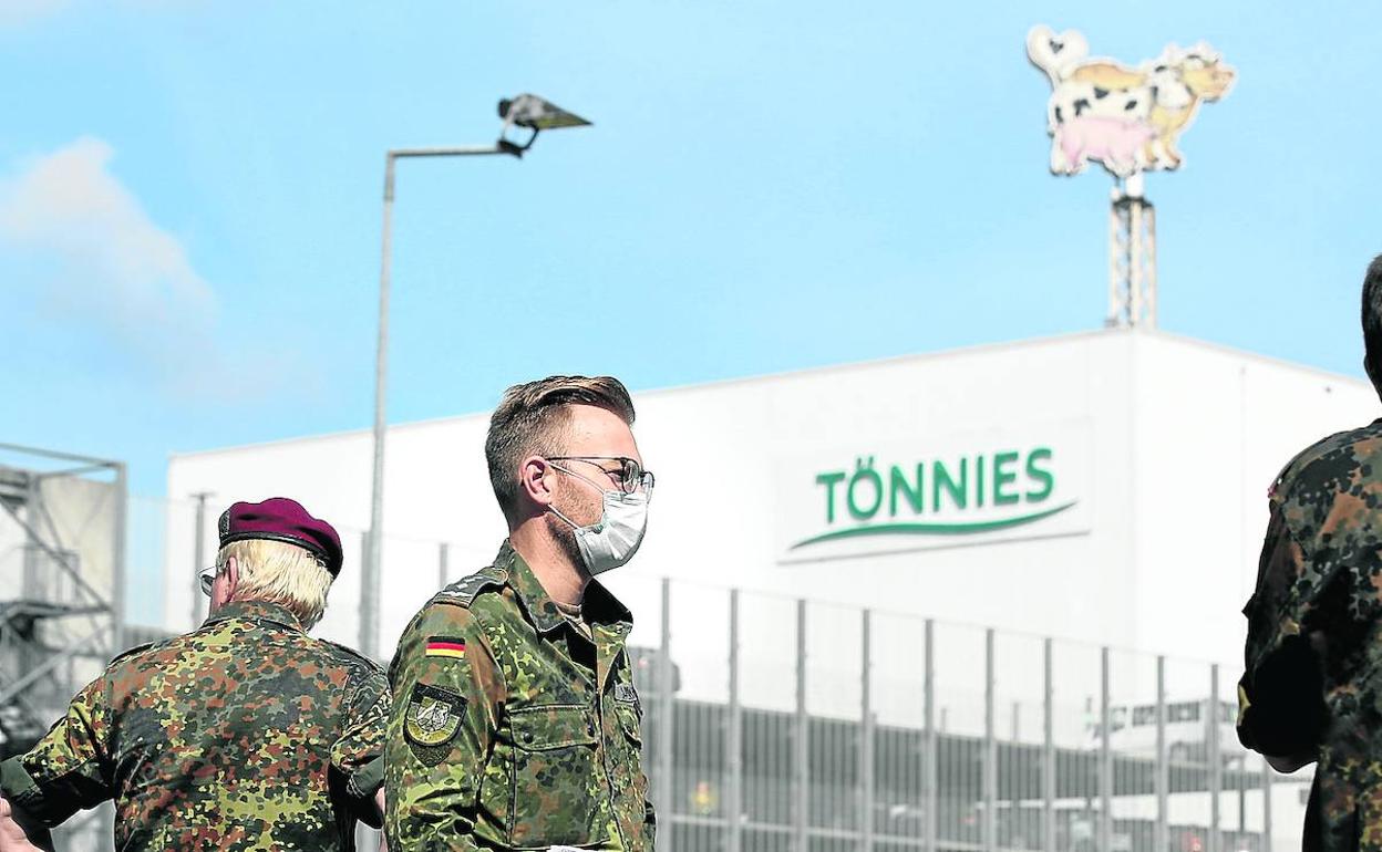 El Ejército alemán desplegó soldados en el matadero industrial para ayudar a realizar los test a los trabajadores.