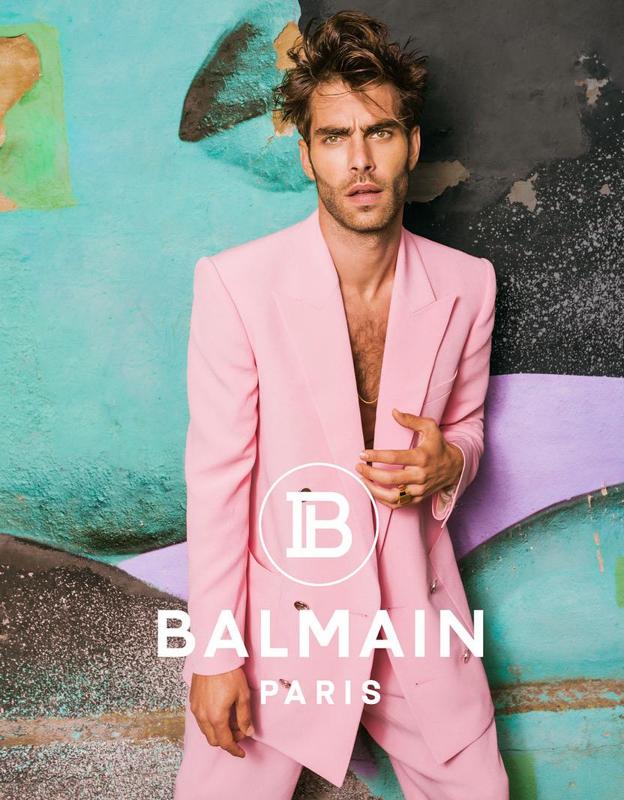 Jon Kortajarena posa con un traje rosa de Balmain en Zorrozaurre.