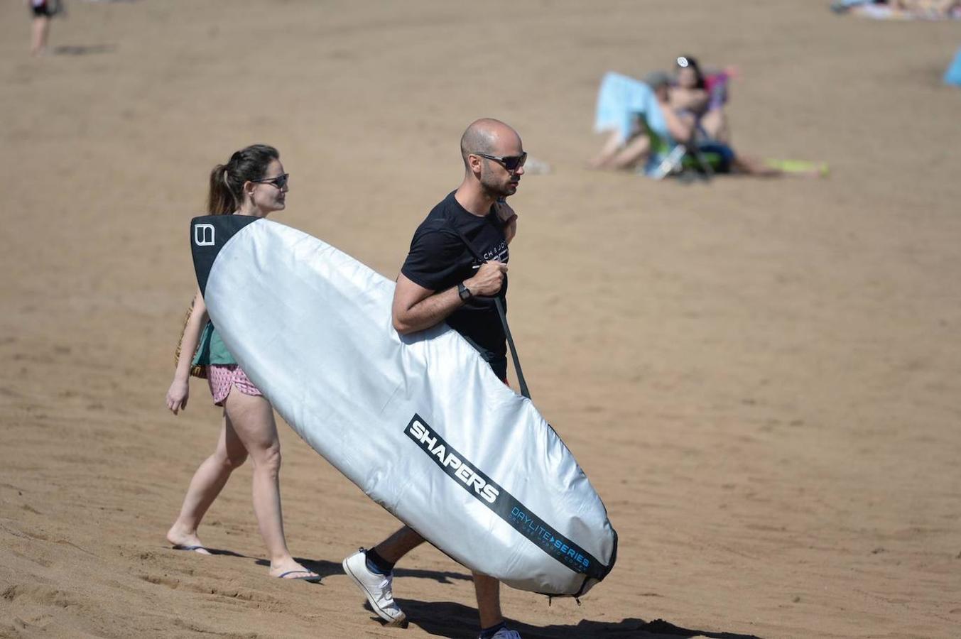 Surfistas en la playa de La Arena