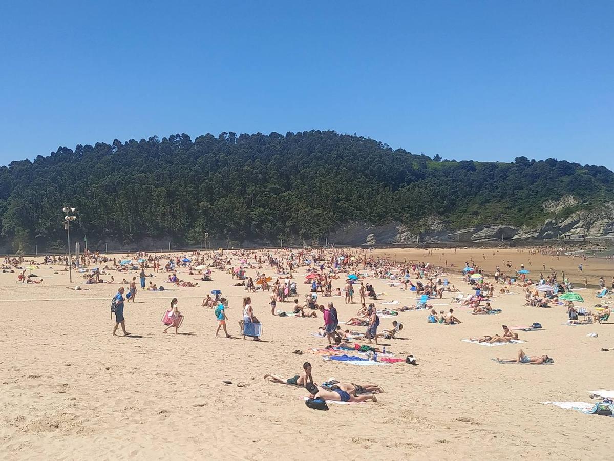 La playa de Plentzia se mantiene sin llegar al punto de tener que tomar medidas para controlar el aforo