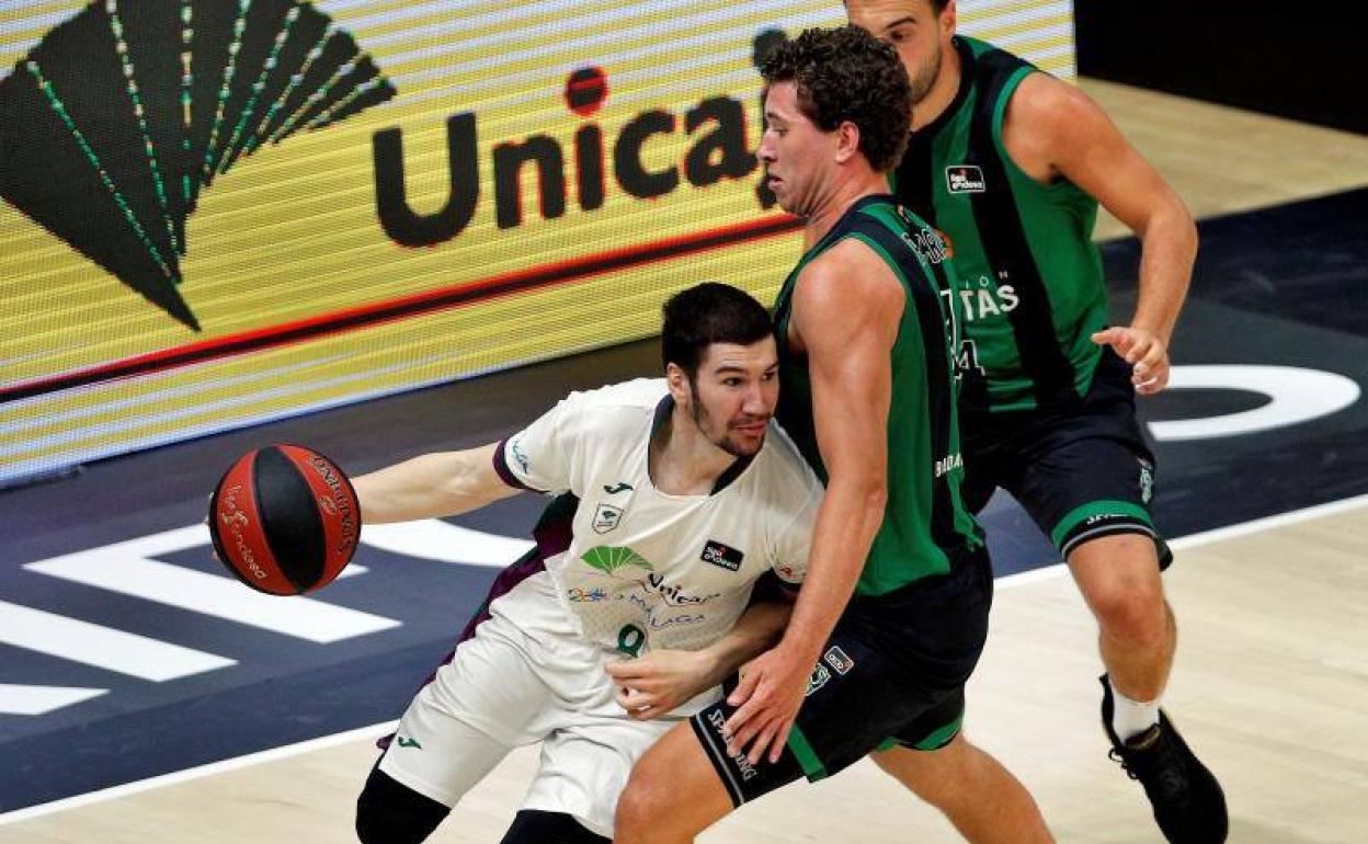 Darío Brizuela protege la pelota ante Joel Parra.