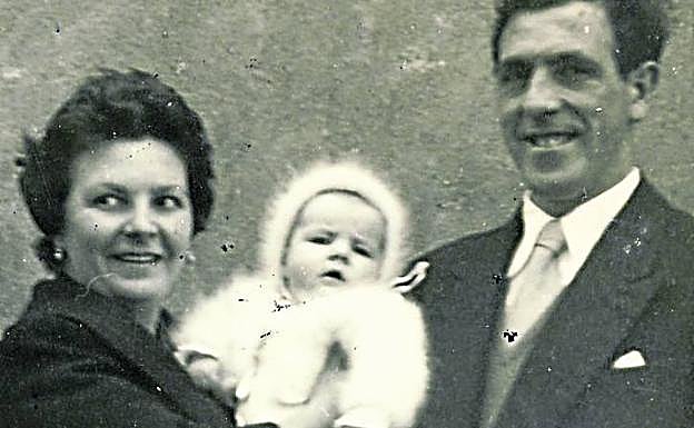 Fotografía familiar de la pequeña Begoña Urroz en brazos de sus padres.