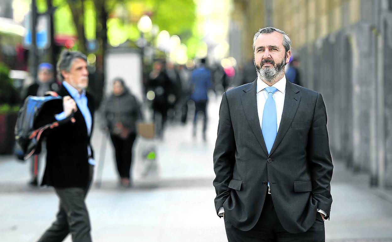 El presidente de la organización empresarial vizcaína Cebek, Iñaki Garcinuño, posa en la Gran Vía de Bilbao.