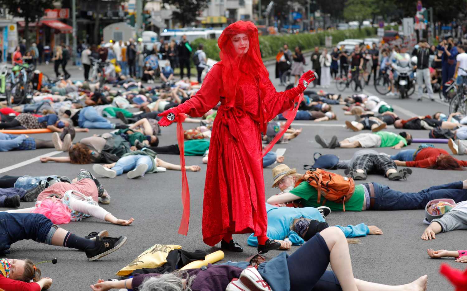 Activista del Red Bridage del movimiento Extinction Rebellion en un desfile en Berlín