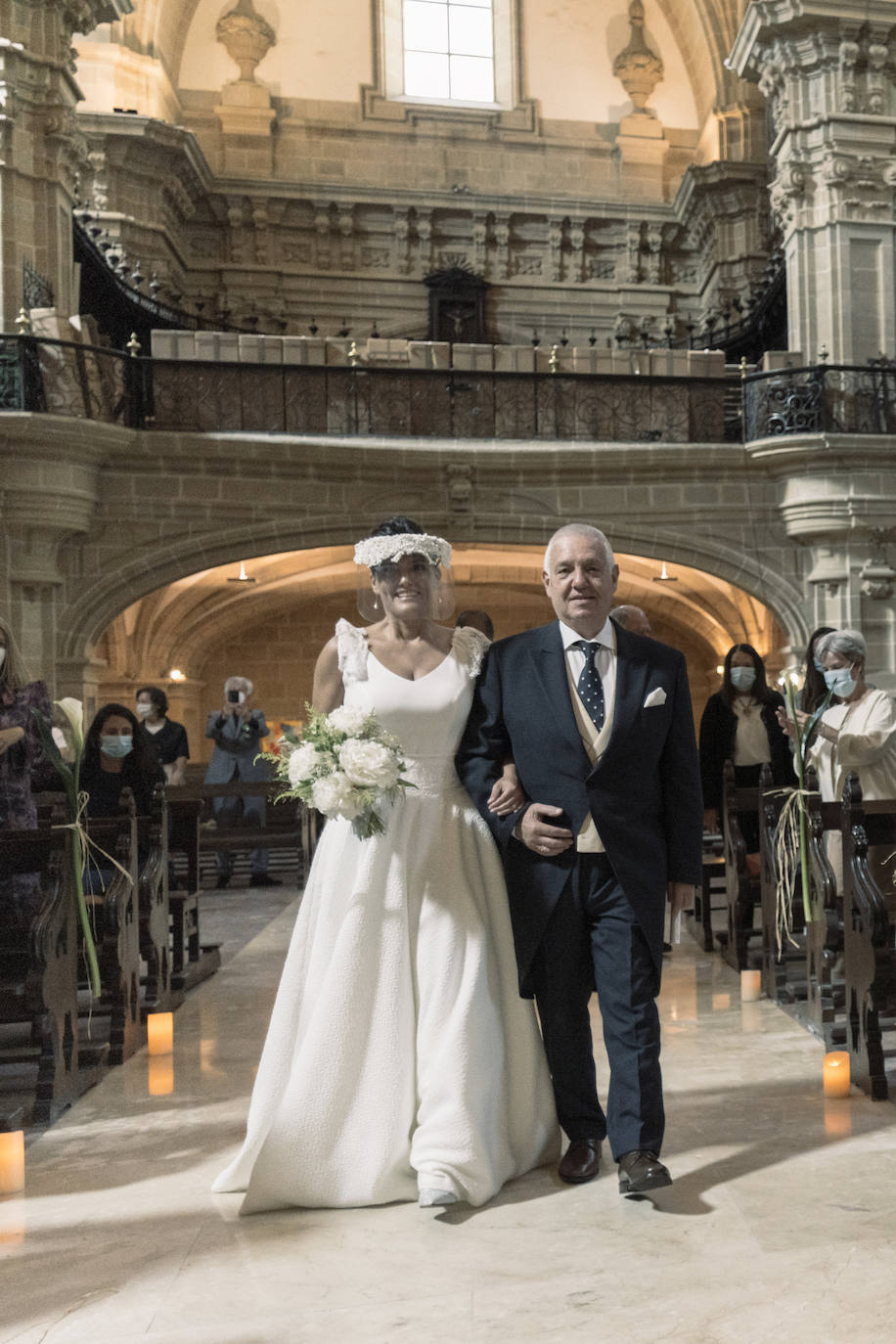 Fotos: Una boda religiosa en Euskadi, sin abrazos y con pantallas protectoras