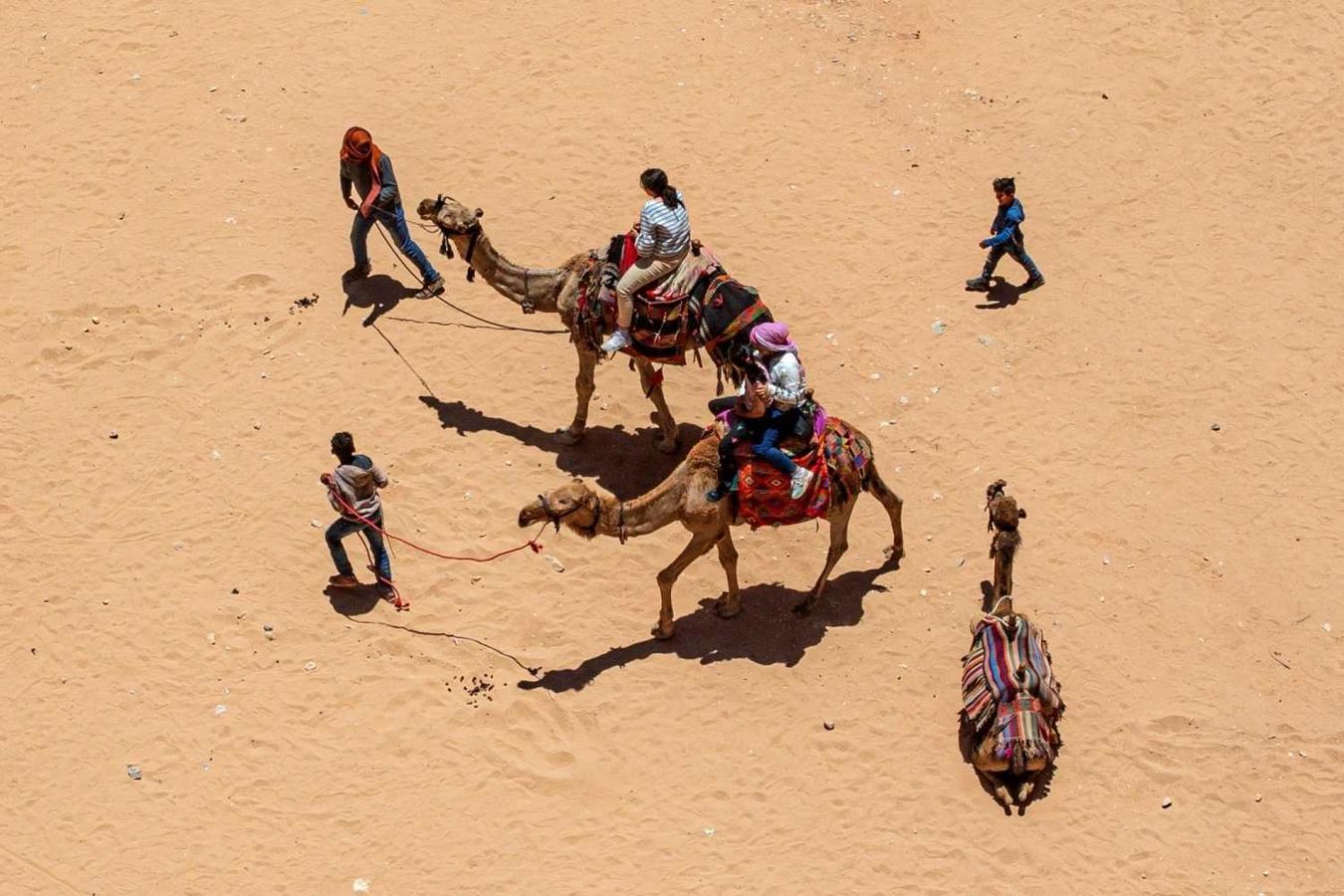 Turistas visitan Petra en Amán, (Jordania)