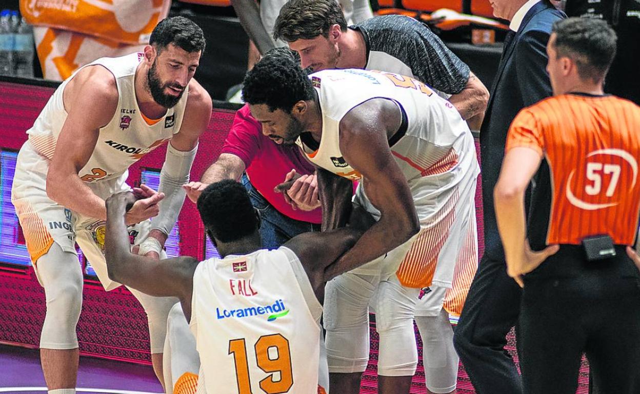 Shengelia, Polonara y Eric ayudan a levantarse a Fall del suelo de La Fonteta
