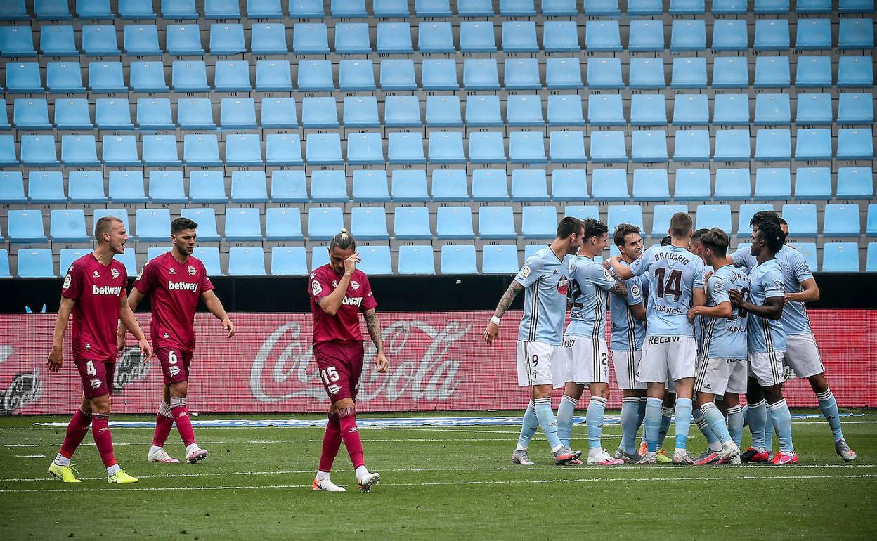 Ely, Magallán y Fejsa se lamentan mientras el Celta celebra un gol. 