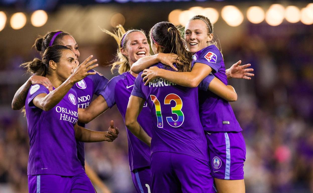 Jugadoras de Orlando Pride celebrando un gol de Alex Morgan. 