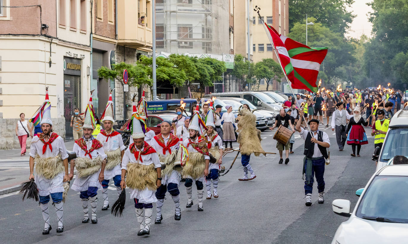 Fotos: Una kalejira representó la noche de San Juan sin hoguera en Judimendi