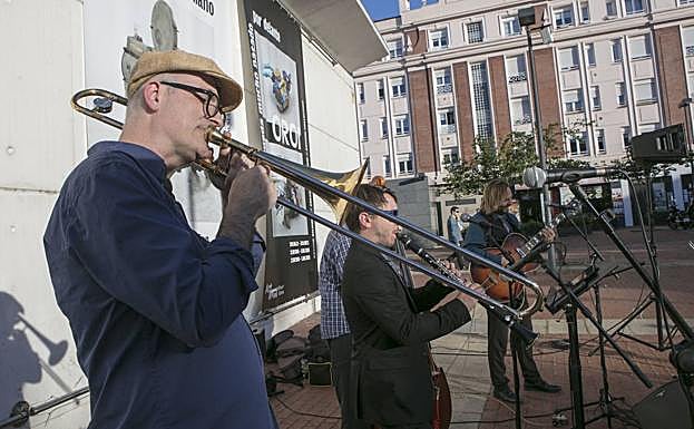 Músicos tocando en la plaza del Artium de Vitoria. 