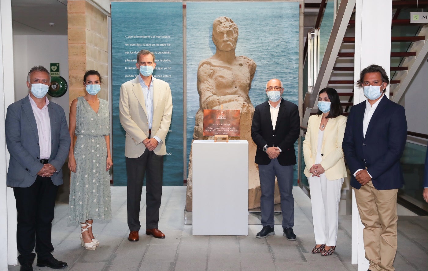 Fotos: Doña Letizia estrena nuevo modelo de alpargatas riojanas y un vestido que puede ser tuyo por 25 euros