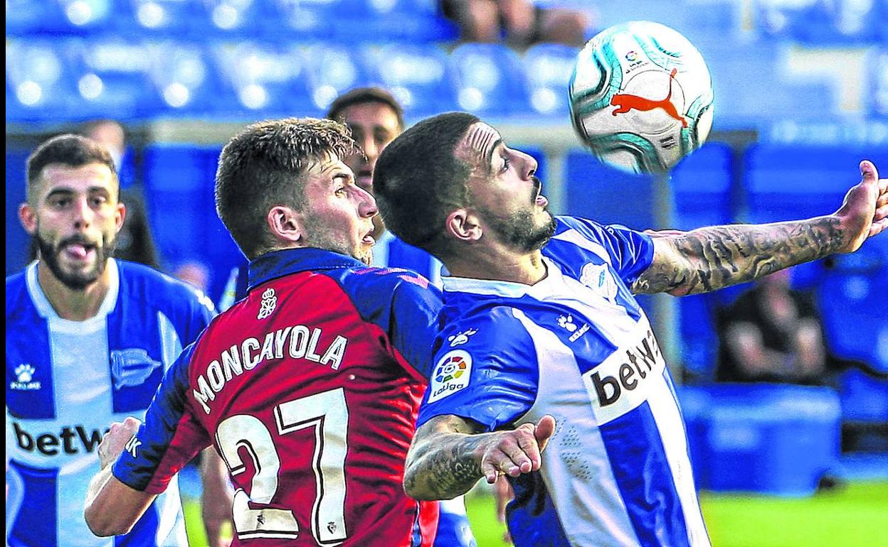 Joselu intenta controlar el balón ante la oposición del osasunista Moncayola. 