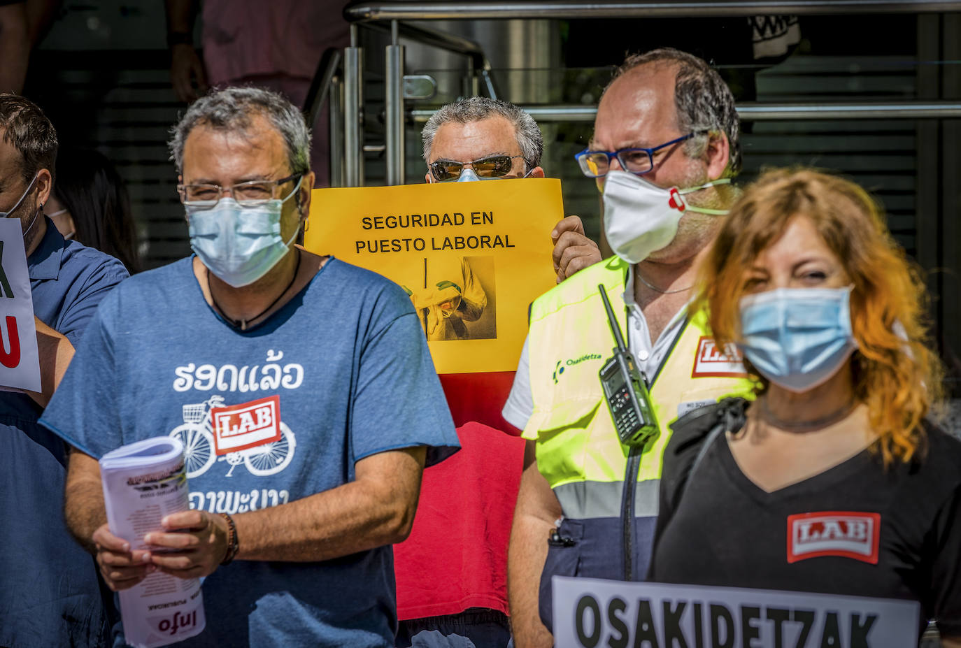 Fotos: Decenas de trabajadores se concentran en Txagorritxu y los centros de salud contra los recortes en Osakidetza