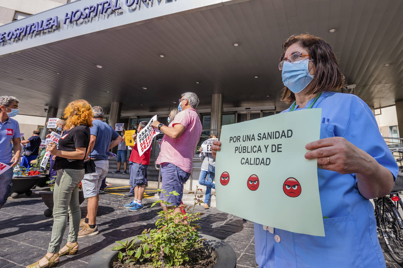 Fotos: Decenas de trabajadores se concentran en Txagorritxu y los centros de salud contra los recortes en Osakidetza