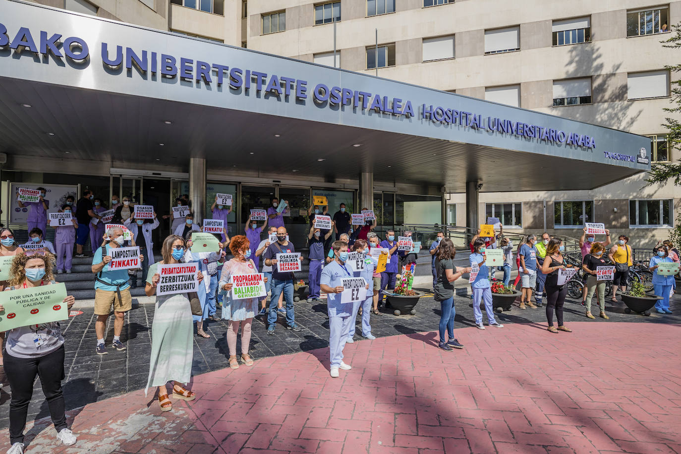 Fotos: Decenas de trabajadores se concentran en Txagorritxu y los centros de salud contra los recortes en Osakidetza