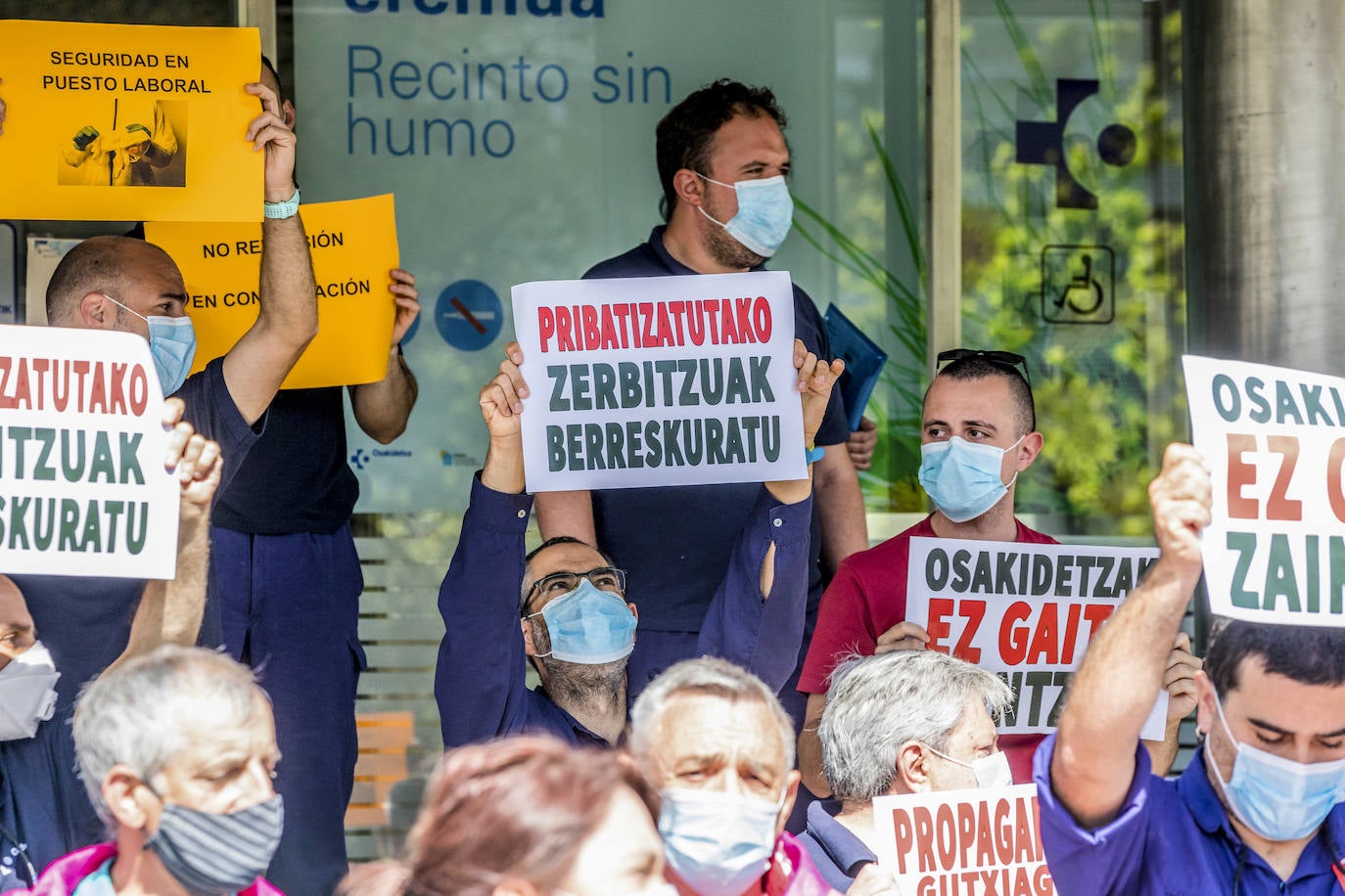 Fotos: Decenas de trabajadores se concentran en Txagorritxu y los centros de salud contra los recortes en Osakidetza