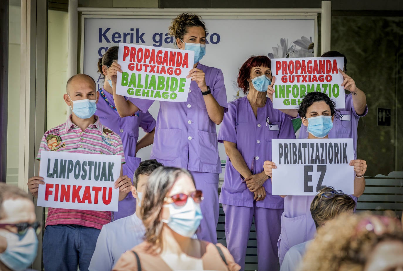 Fotos: Decenas de trabajadores se concentran en Txagorritxu y los centros de salud contra los recortes en Osakidetza