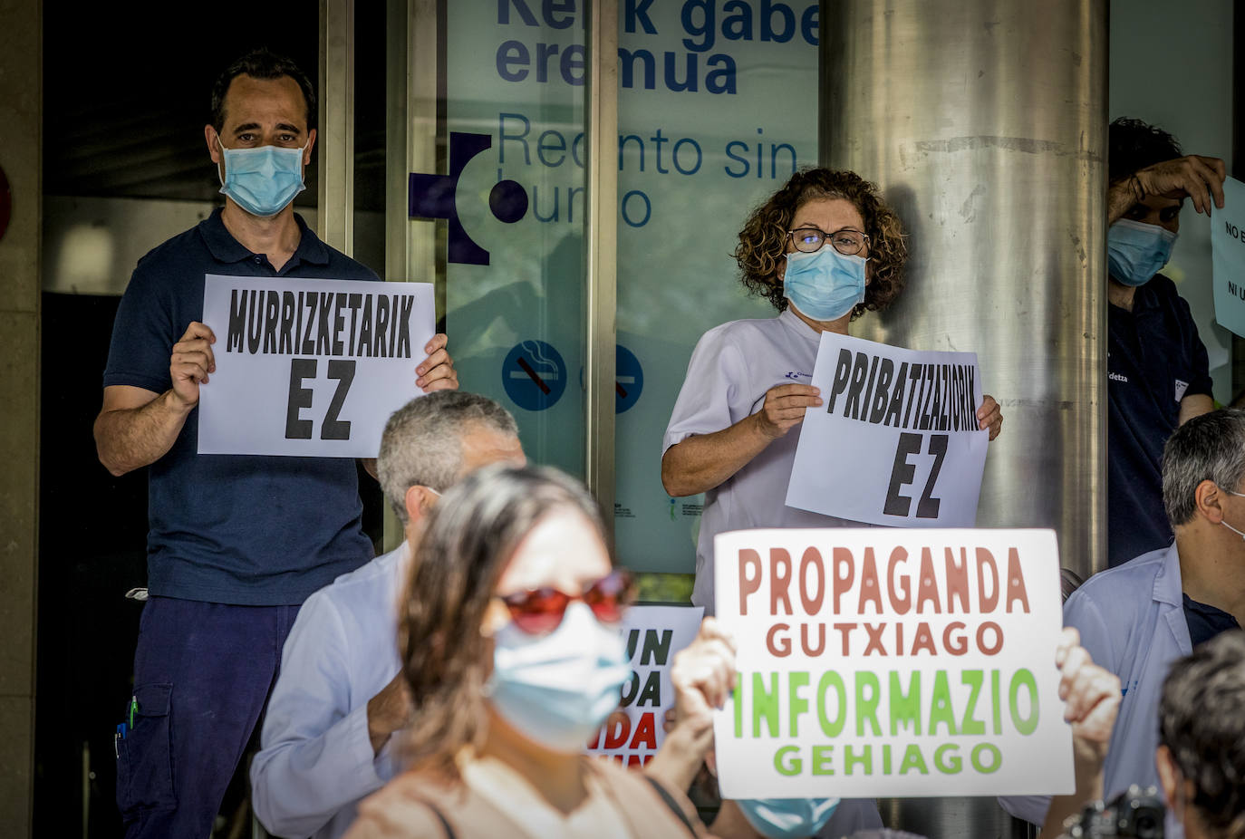 Fotos: Decenas de trabajadores se concentran en Txagorritxu y los centros de salud contra los recortes en Osakidetza