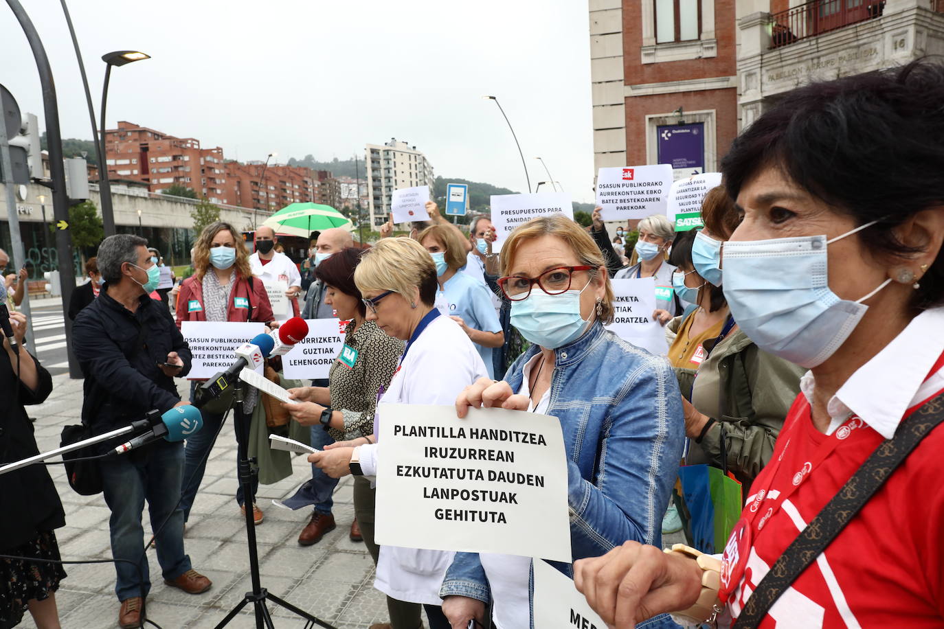 Fotos: Concentración de sanitarios en Basurto