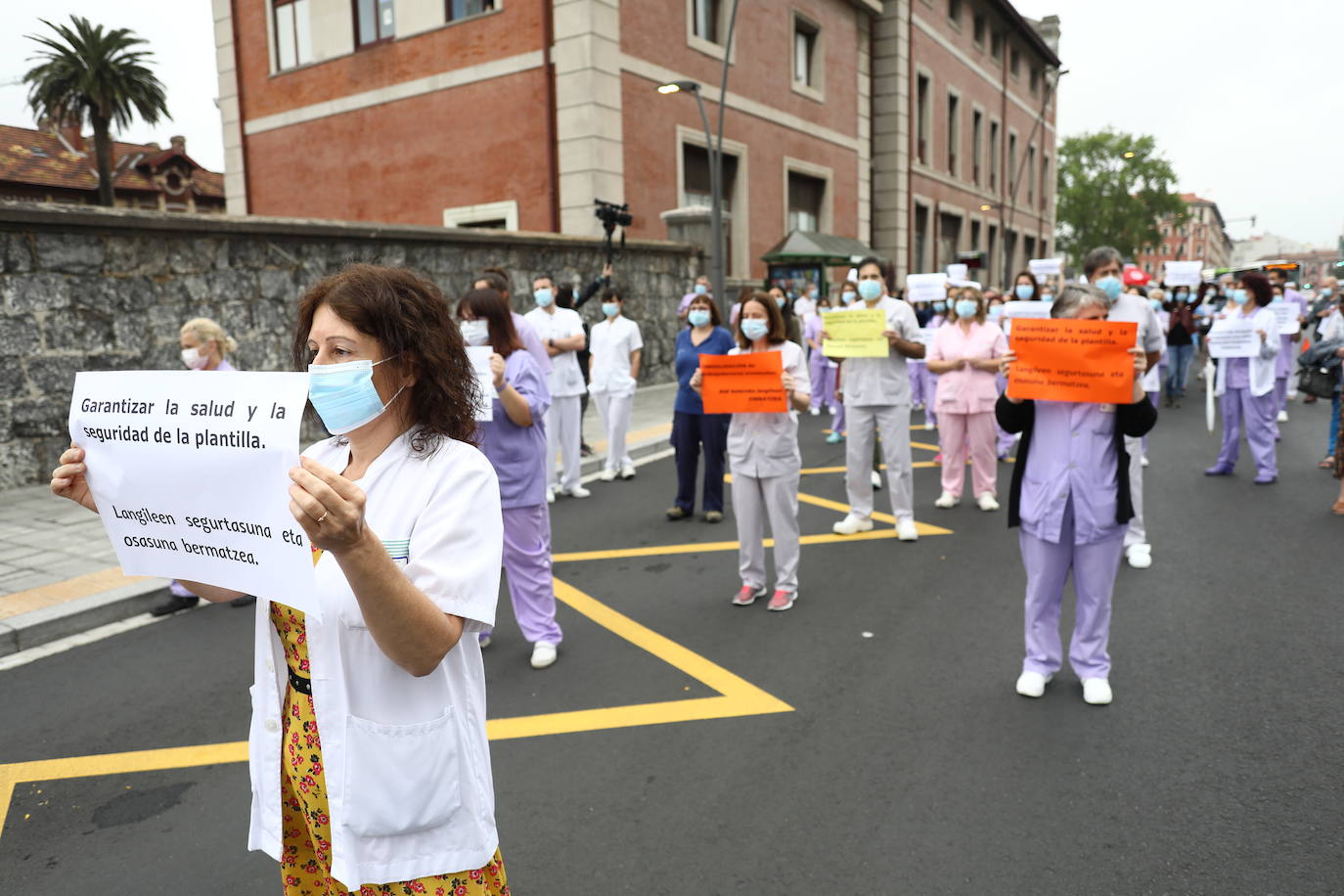 Fotos: Concentración de sanitarios en Basurto