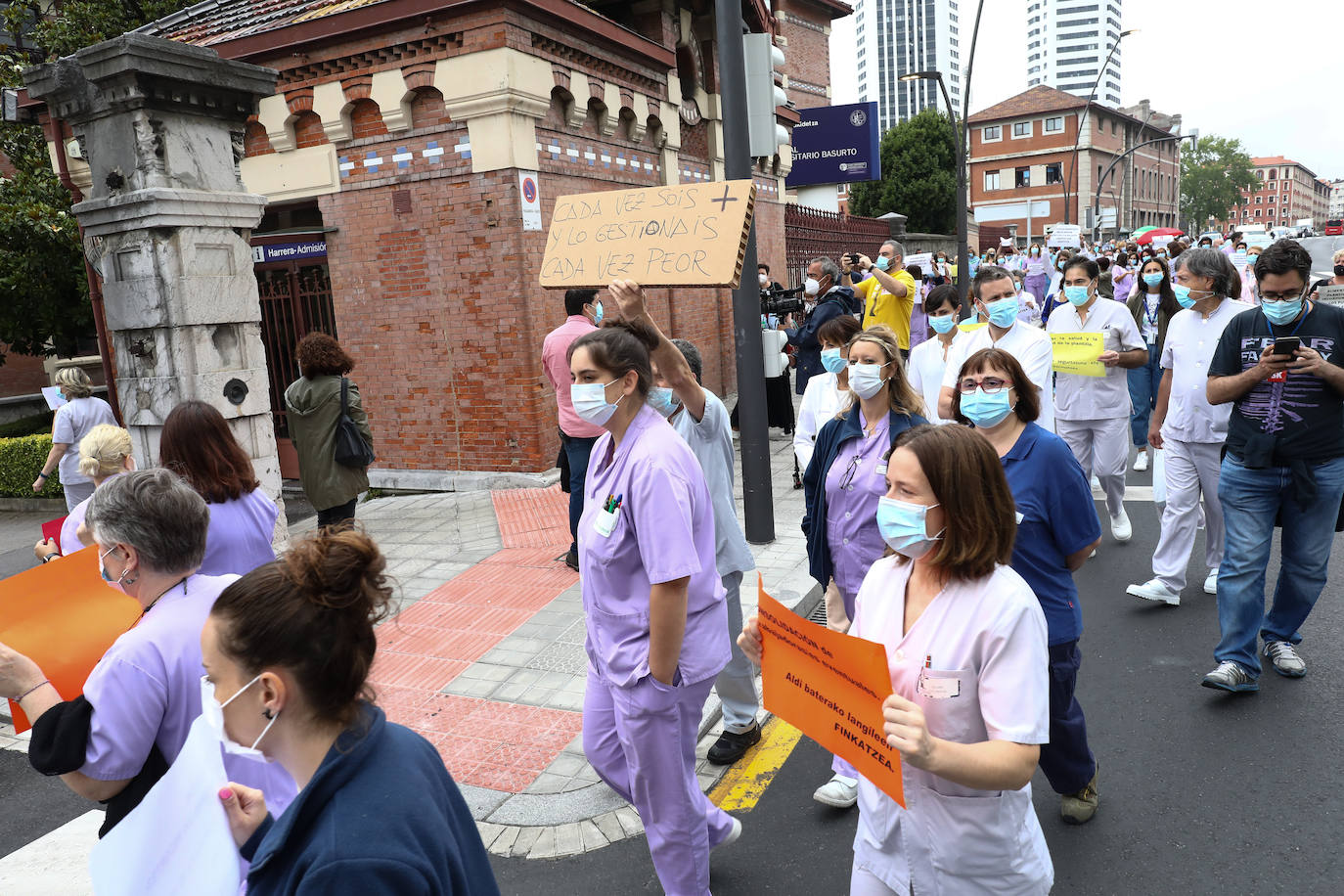 Fotos: Concentración de sanitarios en Basurto