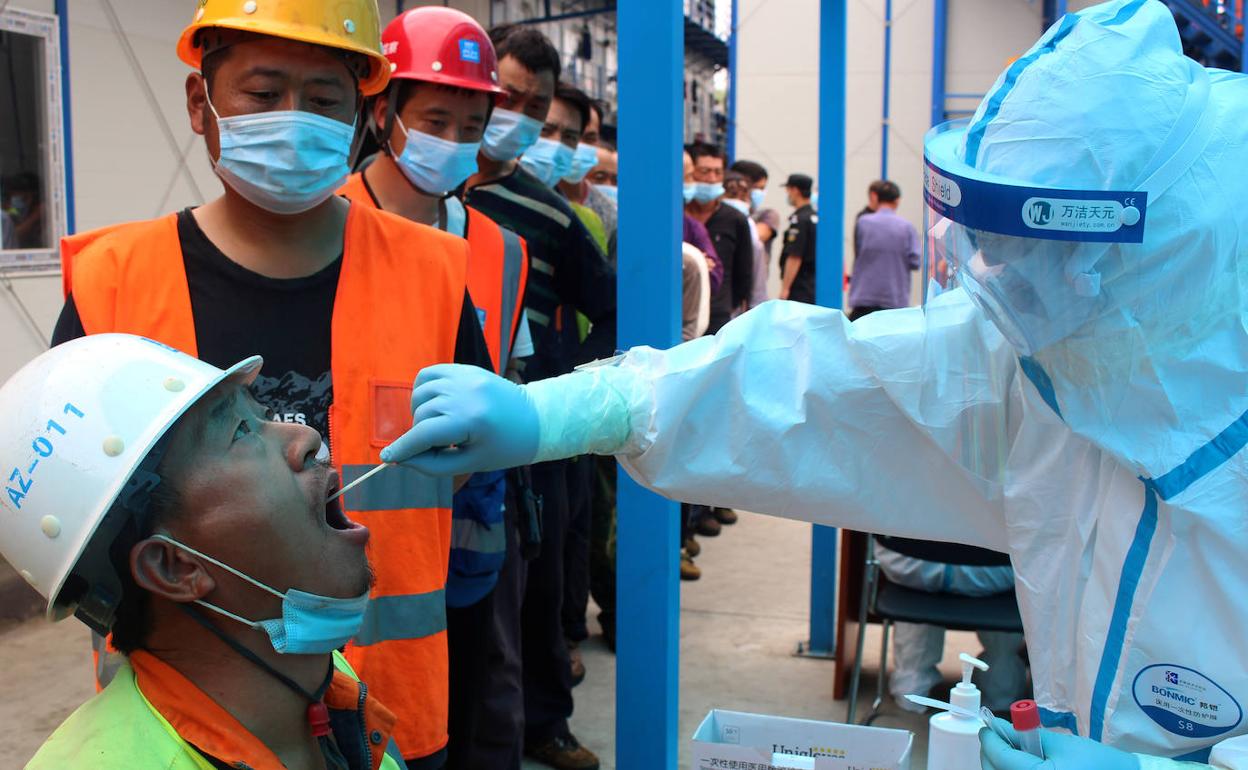 Varios trabajadores de la construcción son sometidos al test en Pekín.