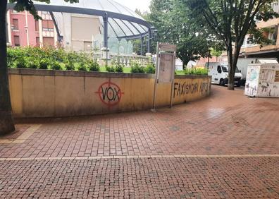 Imagen secundaria 1 - Los incidentes en el acto de Vox en Sestao empañan el inicio de la campaña