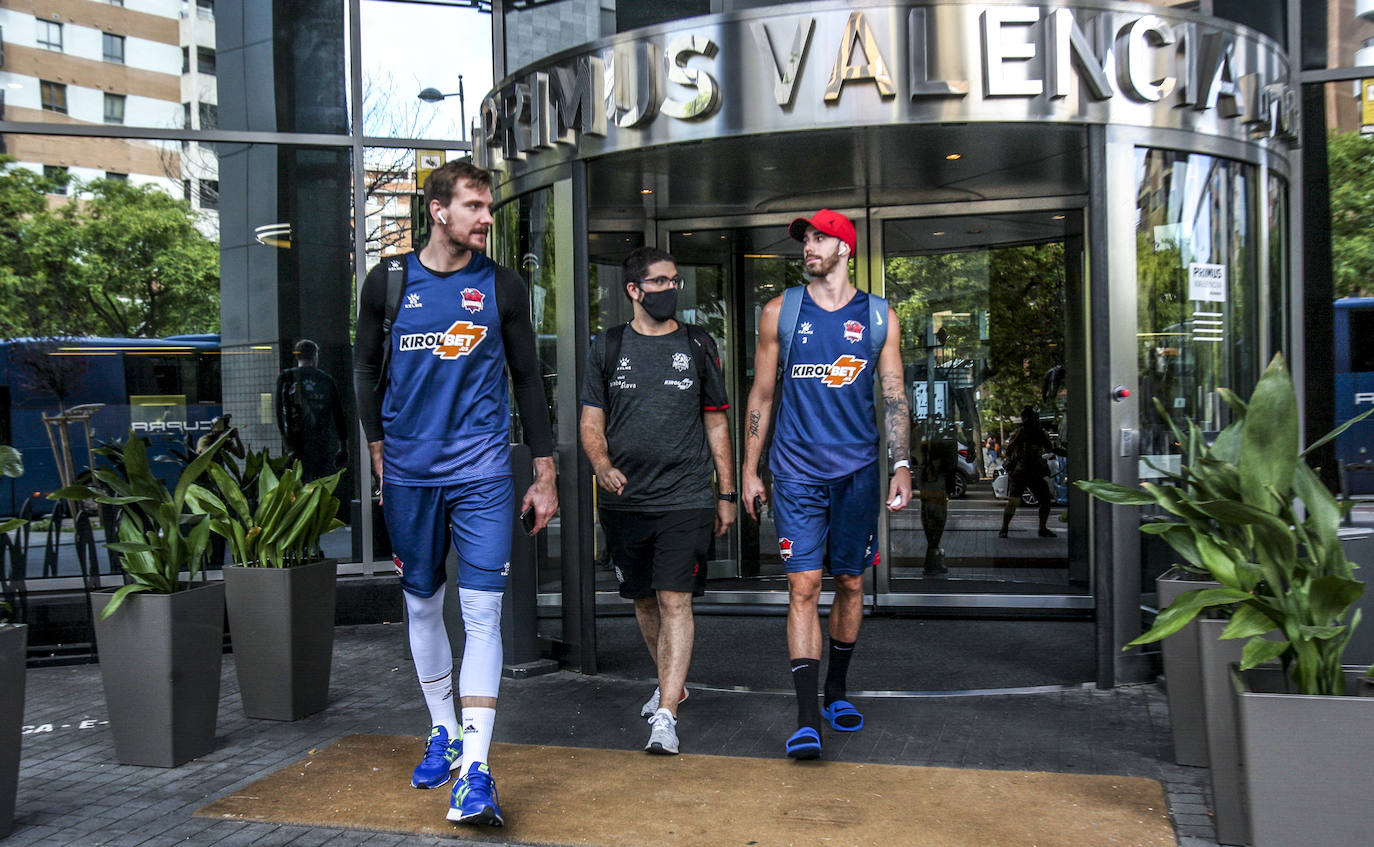 Fotos: Reclusión monacal y doble turno de entrenamiento para el Baskonia