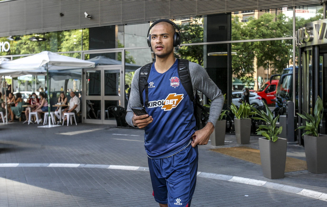 Fotos: Reclusión monacal y doble turno de entrenamiento para el Baskonia