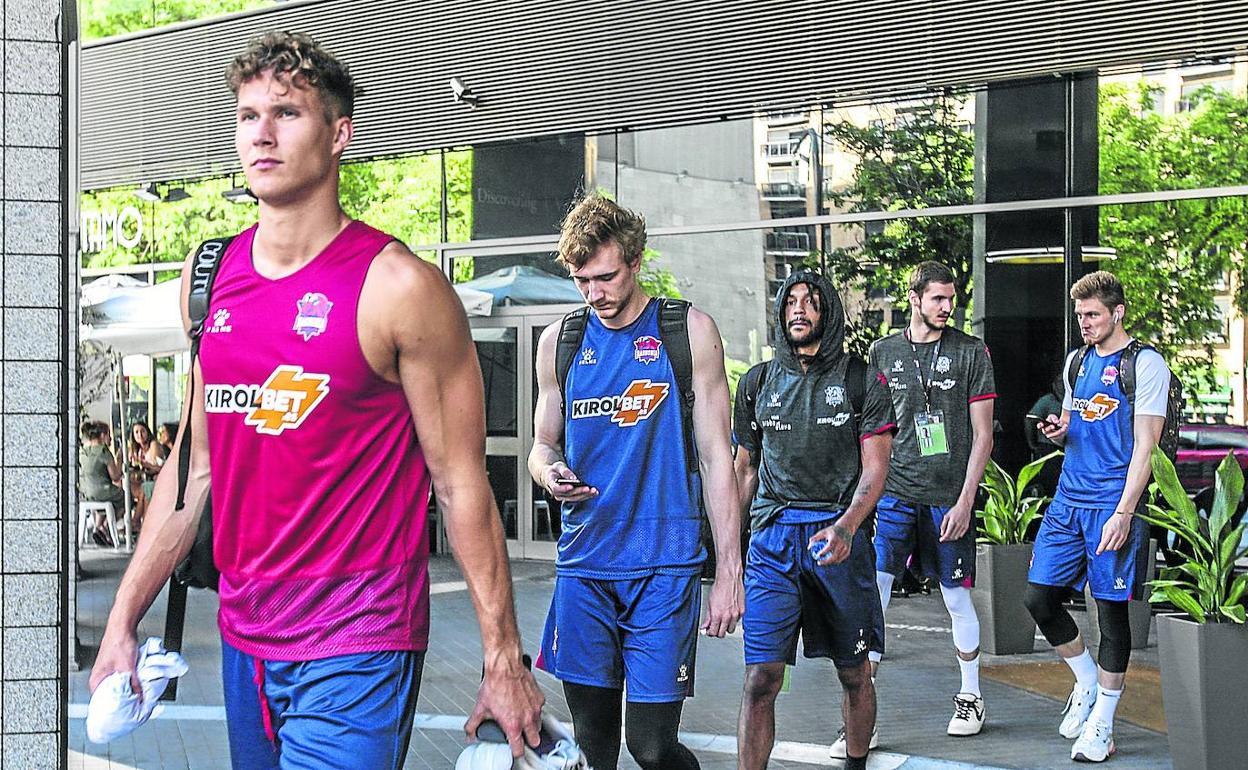 Tadas Sedekerskis sale del hotel de concentración de Valencia hacia el entrenamiento seguido por Raieste, Henry, Miguel González y Kurucs. 