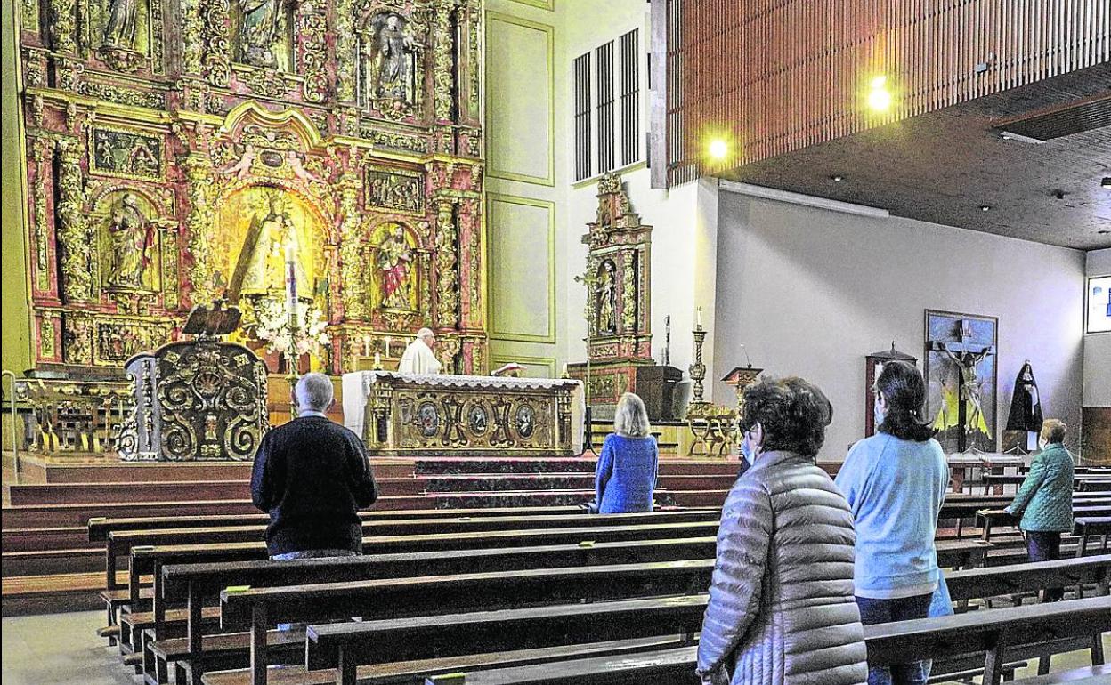 Feligreses asisten a una de las primeras misas que se celebraron en la parroquia de los Desamparados. 