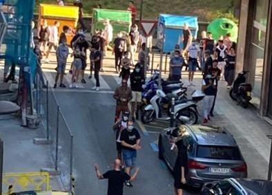 Imagen secundaria 1 - Quema de contenedores en la calle Pikoketa y pitadas en la calle López de Becerra.