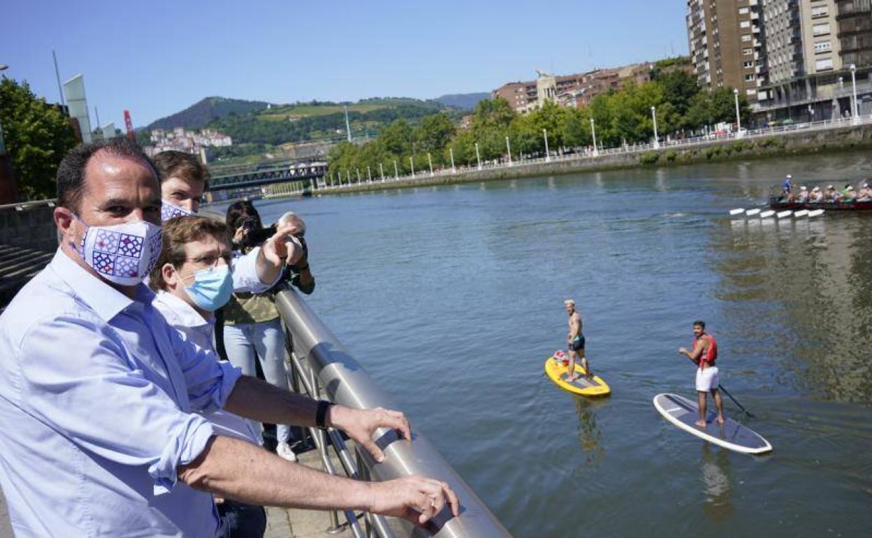Carlos Iturgaiz, junto a José Luis Martínez Almeida, esta mañana, en Bilbao. 
