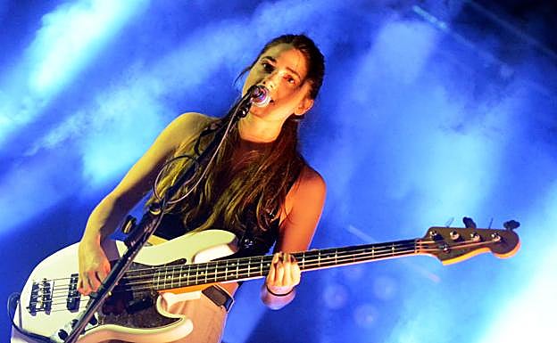 La benjamina Lore, estupenda bajista y hermana de Josu.