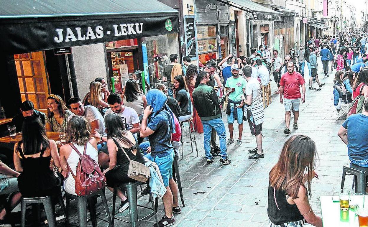 Clientes en los bares del Casco Viejo de Vitoria.