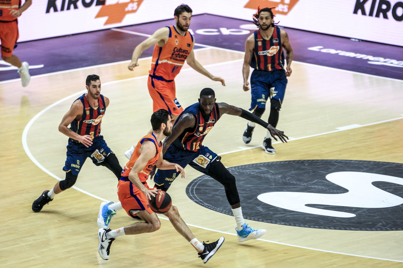 Fotos: Las mejors imágenes del Valencia Basket - Kirolbet Baskonia