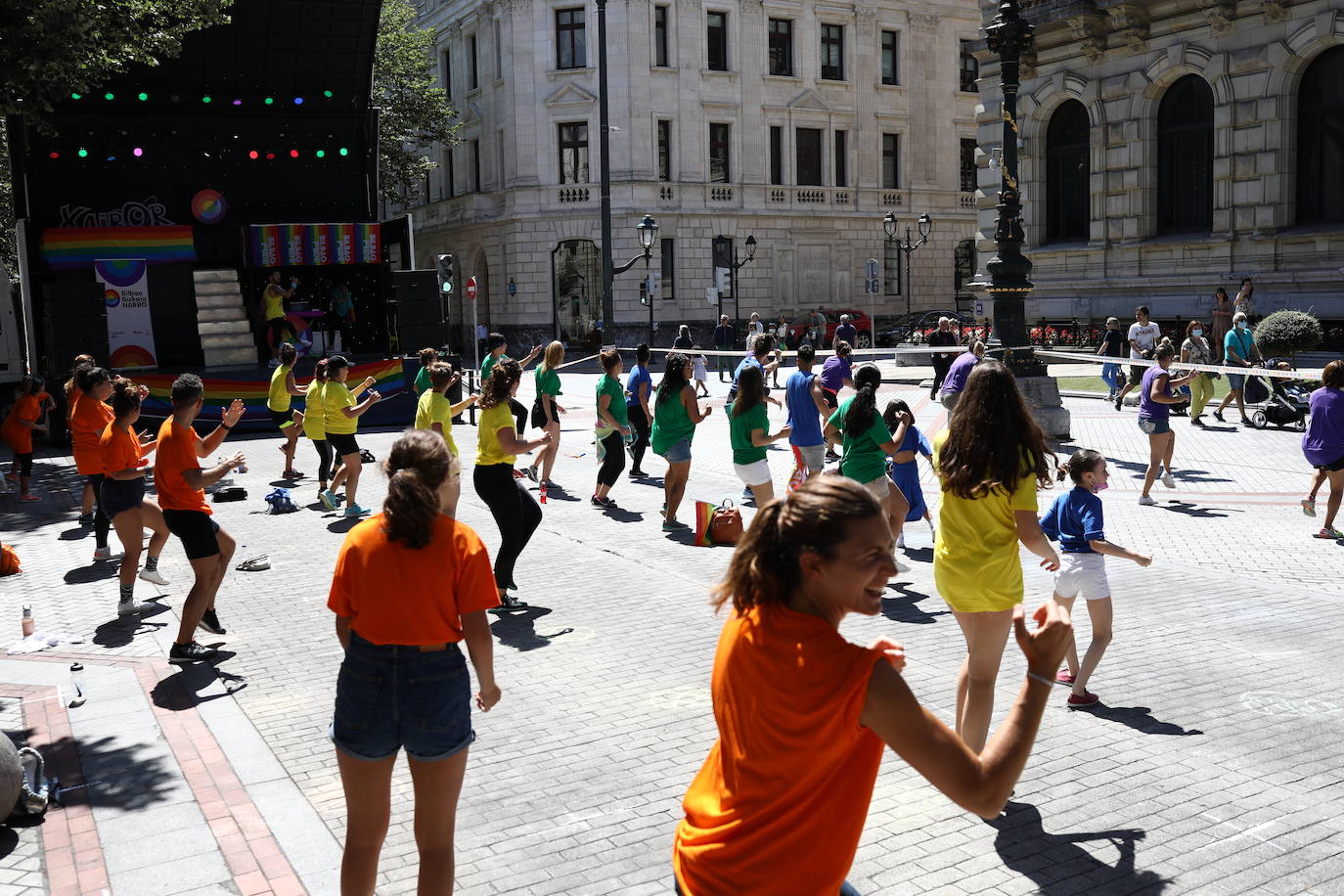 Fotos: El Orgullo llena de música la Gran Vía de Bilbao