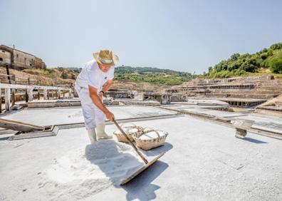 Imagen secundaria 1 - Las salinas de Añana son una de las fábricas de sal más antiguas del mundo, con sus más de 6.500 años de historia. 