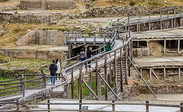 Imagen principal - Las salinas de Añana son una de las fábricas de sal más antiguas del mundo, con sus más de 6.500 años de historia. 